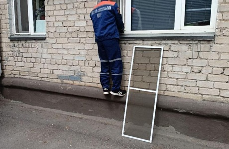 Спасатели обеспечили полицейским доступ в квартиру